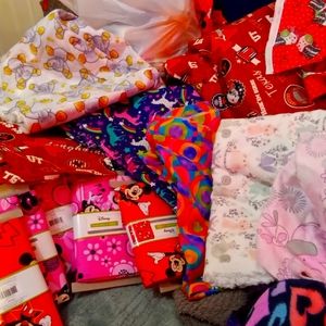 I'm showing fabric for pillow sets pls place orders inbox me if any questions